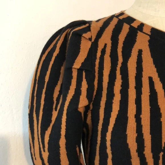 LucyParis animal print sweater size large. - Picture 4 of 9